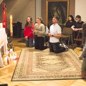 Dziękczynienie studentów po Eucharystii w kaplicy „Xaver”.