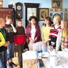 Dyrektorka Zespołu Szkolno-Przedszkolnego Jolanta Lamm (w środku) z uczniami w „Śląskiej Izbie”.