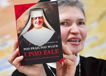 – Książka przybliża historie sióstr wpisane w tragedię II wojny światowej, które oddały życie za miłość, przebaczając swoim oprawcom – mówi s. Angela.
