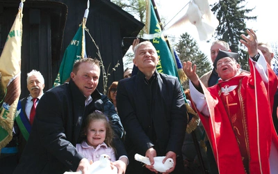 Radość przed kościołem w Kluczu podczas wypuszczania gołębi do pierwszego symbolicznego lotu sezonu 2025. 