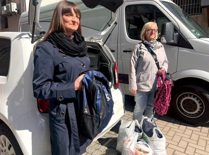 Przedstawiciele szkoły z Piotrówki przekazali przed Wielkanocą 17 plecaków z wyposażeniem.