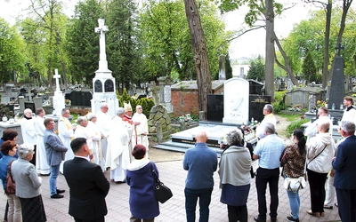 – Grobowiec kapituły i ta płaskorzeźba mogą być wymowną katechezą dla przechodzących przez cmentarz katolicki – podkreślił ks. prepozyt dr hab. Jan Krawczyński.