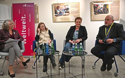 Od lewej:  Beata Dżon-Ozimek, dr Katherine Stone,  dr Joanna Hytrek-Hryciuk oraz dr Bogusław Tracz podczas debaty w CDWN w Opolu. 
