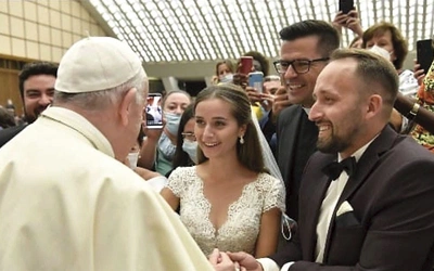 Ks. Łukasz Bankowski wraz ze swoją siostrzenicą i jej mężem na papieskiej audiencji.