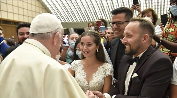 Ks. Łukasz Bankowski wraz ze swoją siostrzenicą i jej mężem na papieskiej audiencji.