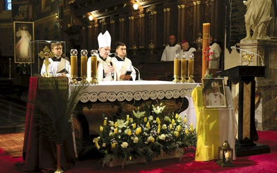 Wierni dziękowali za duchowe owoce jego nauczania, powierzając go Bożemu miłosierdziu.