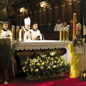 Wierni dziękowali za duchowe owoce jego nauczania, powierzając go Bożemu miłosierdziu.