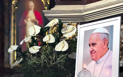 Portret Ojca Świętego Franciszka został umieszczony w bocznym ołtarzu świątyni.