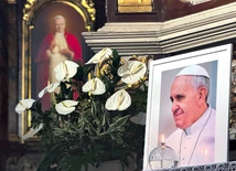 Portret Ojca Świętego Franciszka został umieszczony w bocznym ołtarzu świątyni.