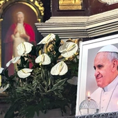 Portret Ojca Świętego Franciszka został umieszczony w bocznym ołtarzu świątyni.