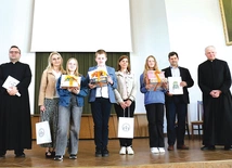 Z organizatorami konkursu i katechetami zdobywcy trzech pierwszych miejsc w kategorii klas VII–VIII. 