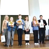 Z organizatorami konkursu i katechetami zdobywcy trzech pierwszych miejsc w kategorii klas VII–VIII. 