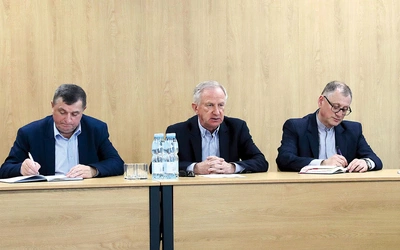 Członkowie komitetu (od lewej: M. Kilianek, M. Niemirski i ks. S. Adamczyk.