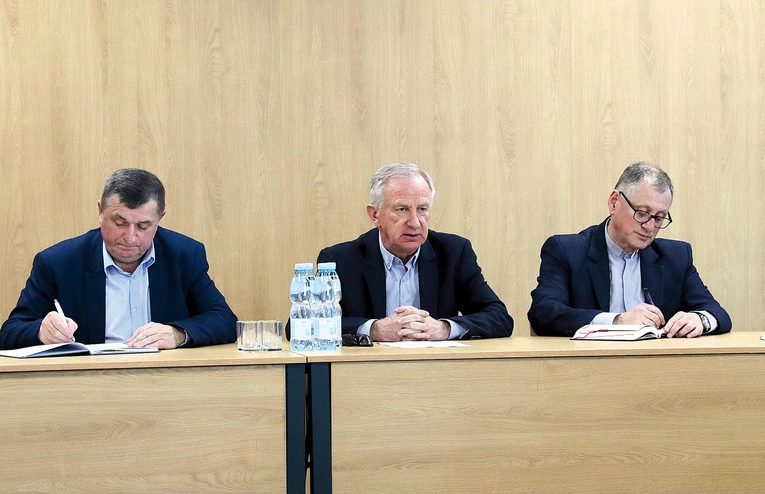 Członkowie komitetu (od lewej: M. Kilianek, M. Niemirski i ks. S. Adamczyk.