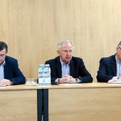 Członkowie komitetu (od lewej: M. Kilianek, M. Niemirski i ks. S. Adamczyk.