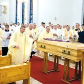 Uroczystości żałobne w kaplicy radomskiego seminarium duchownego.