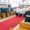 Rodzina i przyjaciele bp. Piotra, kapłani, osoby konsekrowane wspólnie dziękowali za posługę zmarłego biskupa i prosili dla niego o łaskę nieba.