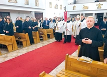 Rodzina i przyjaciele bp. Piotra, kapłani, osoby konsekrowane wspólnie dziękowali za posługę zmarłego biskupa i prosili dla niego o łaskę nieba.