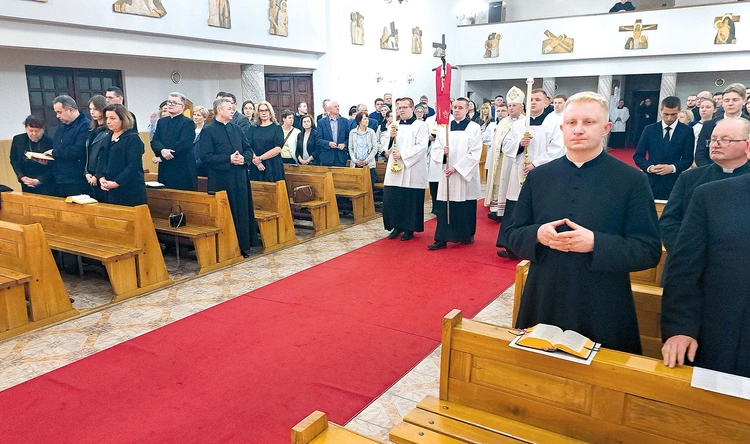 Rodzina i przyjaciele bp. Piotra, kapłani, osoby konsekrowane wspólnie dziękowali za posługę zmarłego biskupa i prosili dla niego o łaskę nieba.