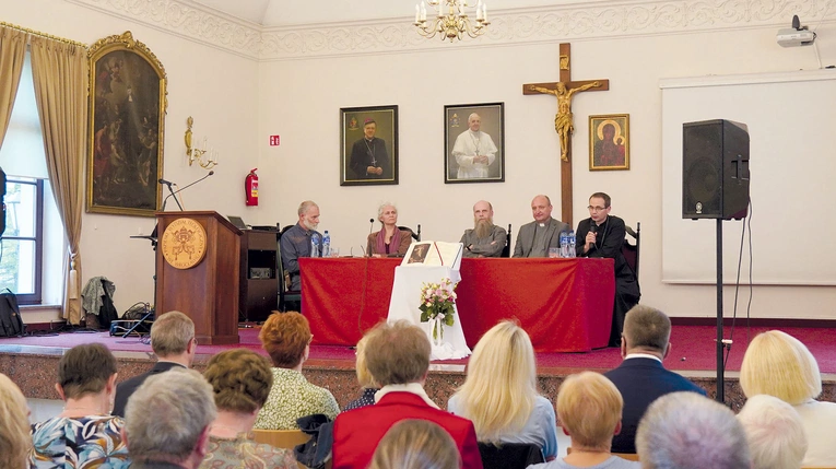 Rok temu w wigilię III niedzieli wielkanocnej Lumen Vitae zaprosiła chętnych m.in. na dyskusję panelową z udziałem przedstawicieli różnych wyznań i religii na temat lektury i interpretacji natchnionych ksiąg. 