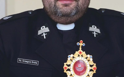  Ks. Grzegorz Sroka z relikwiami św. Floriana.