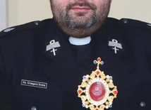  Ks. Grzegorz Sroka z relikwiami św. Floriana.
