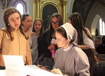  Do katedry na modlitwę w intencji śp. Franciszka przyprowadzają uczniów księża i siostry tu posługujące. I oni wpisują się  do księgi kondolencyjnej.
