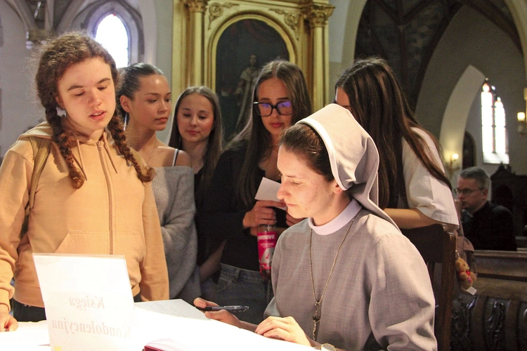  Do katedry na modlitwę w intencji śp. Franciszka przyprowadzają uczniów księża i siostry tu posługujące. I oni wpisują się  do księgi kondolencyjnej.