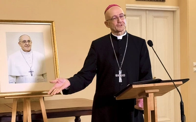 – Osobiście wiele mu zawdzięczam – mówi abp Adrian o śp. papieżu Franciszku.