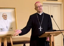 – Osobiście wiele mu zawdzięczam – mówi abp Adrian o śp. papieżu Franciszku.