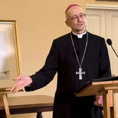 – Osobiście wiele mu zawdzięczam – mówi abp Adrian o śp. papieżu Franciszku.