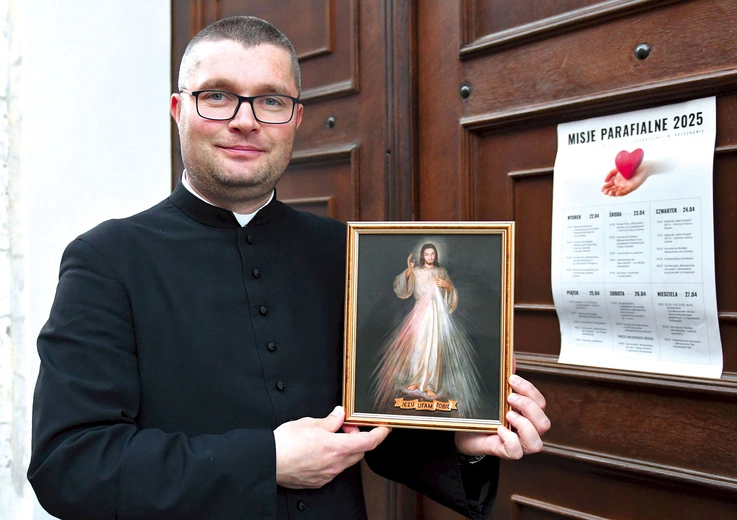 Parafia rozda rodzinom 2 tys. obrazów Jezusa Miłosiernego.