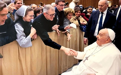 Ks. Tomasz Trębacz, proboszcz parafii pw. NSPJ w Lubsku, na spotkaniu z papieżem Franciszkiem. 