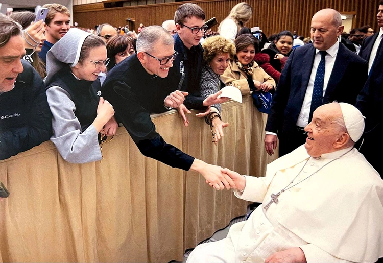 Ks. Tomasz Trębacz, proboszcz parafii pw. NSPJ w Lubsku, na spotkaniu z papieżem Franciszkiem. 
