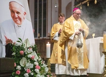 W poruszającej homilii nuncjusz zwrócił się bezpośrednio do zmarłego papieża: „Modlimy się za Ciebie, ale Ty także módl się za nas”.