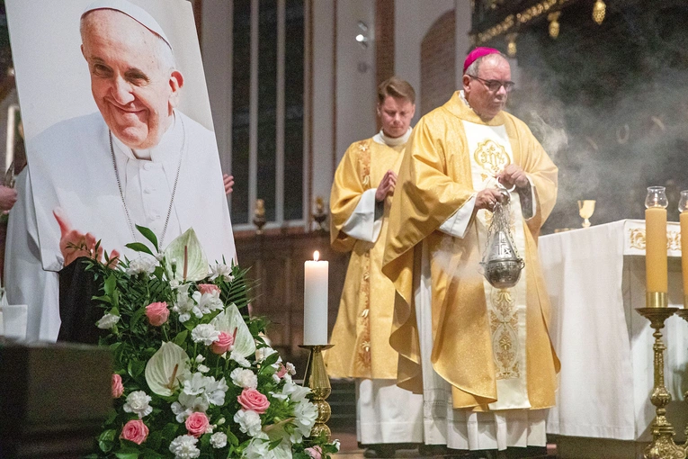 W poruszającej homilii nuncjusz zwrócił się bezpośrednio do zmarłego papieża: „Modlimy się za Ciebie, ale Ty także módl się za nas”.