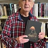 Kapłan  jest autorem tomików poetyckich,  sztuk teatralnych i felietonów.  Od 20 lat  pełni posługę kapelana szpitalnego w Drezdenku.