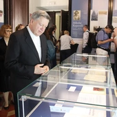 Orędzie kard. Kominka dotarło do Rzymu. Abp Józef Kupny wraz z wiernymi oglądał wyjątkową wystawę