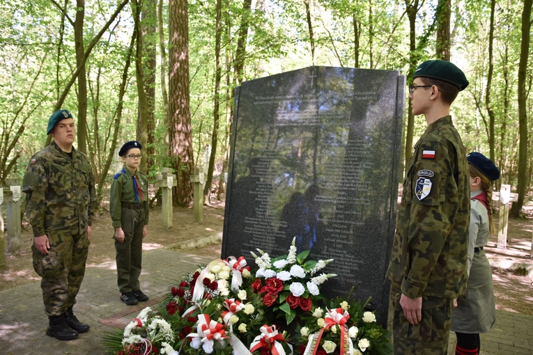 Ościsłowo. Z ciszy lasu wydobyć pamięć