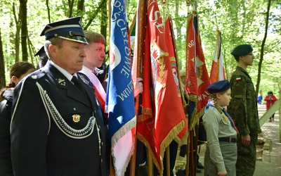 Ościsłowo. Z ciszy lasu wydobyć pamięć