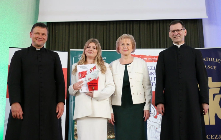 Zdobywczyni nagrody specjalnej Agnieszka Siedlecka z Teresą Połeć, prezes DIAK, oraz asystentami AK ks. Andrzejem Jędrzejewskim i ks. Grzegorzem Wójcikiem.