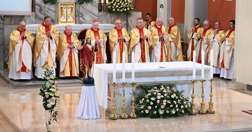 Dziękczynienie za 100 lat parafii Świętych Apostołów Piotra i Pawła w Opolu