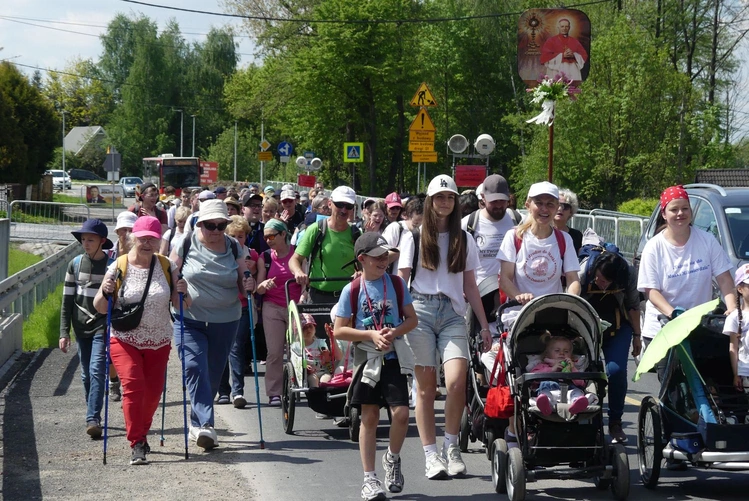 4. Grupa św. abp. Józefa Bilczewskiego w drodze do Łagiewnik - 2025