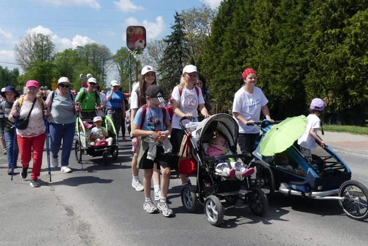 4. Grupa św. abp. Józefa Bilczewskiego w drodze do Łagiewnik - 2025