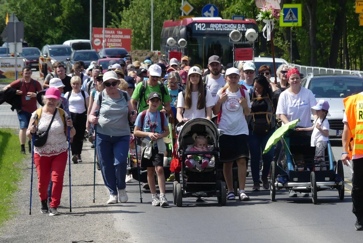 4. Grupa św. abp. Józefa Bilczewskiego w drodze do Łagiewnik - 2025