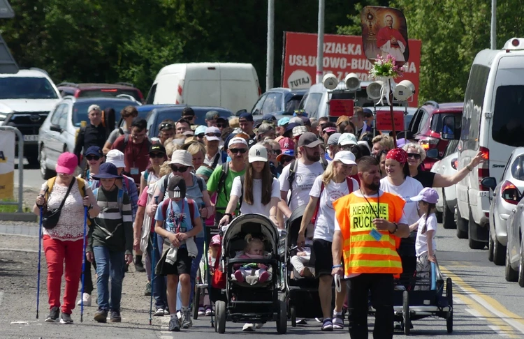 4. Grupa św. abp. Józefa Bilczewskiego w drodze do Łagiewnik - 2025