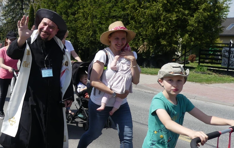 7. Grupa św. Brata Alberta w drodze do Łagiewnik - 2025