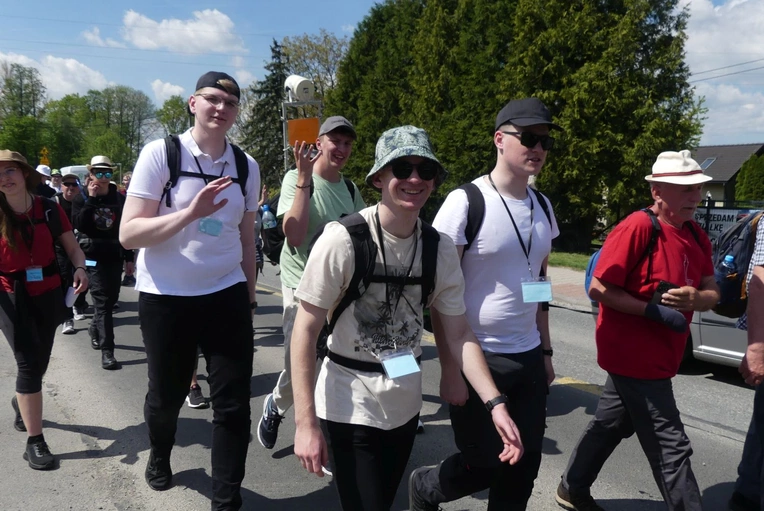 7. Grupa św. Brata Alberta w drodze do Łagiewnik - 2025