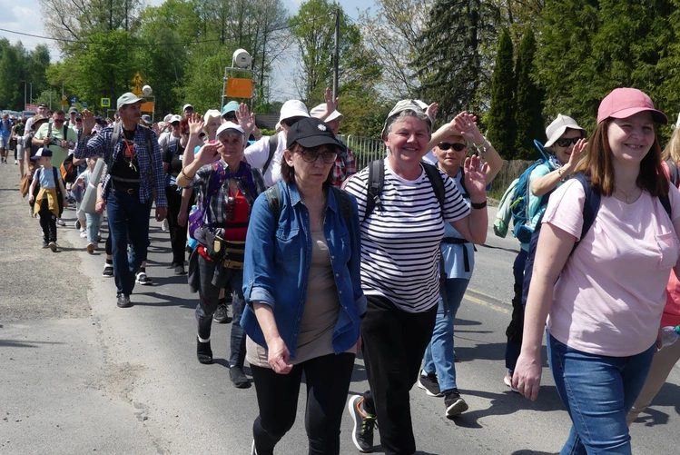 7. Grupa św. Brata Alberta w drodze do Łagiewnik - 2025