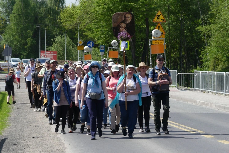 7. Grupa św. Brata Alberta w drodze do Łagiewnik - 2025